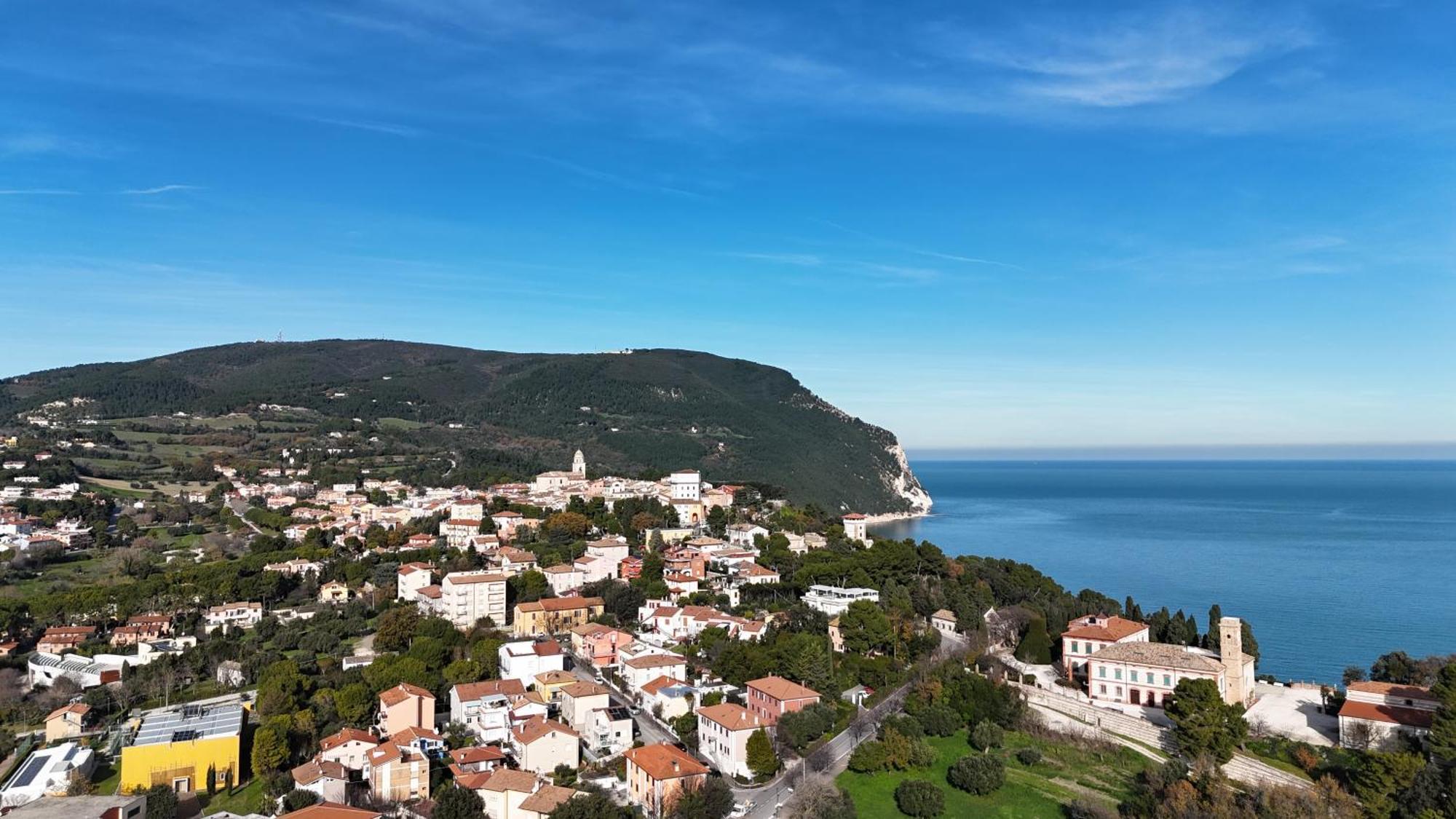 N185 - Numana, Meraviglioso Trilocale Con Terrazzo E Piscina Eksteriør billede