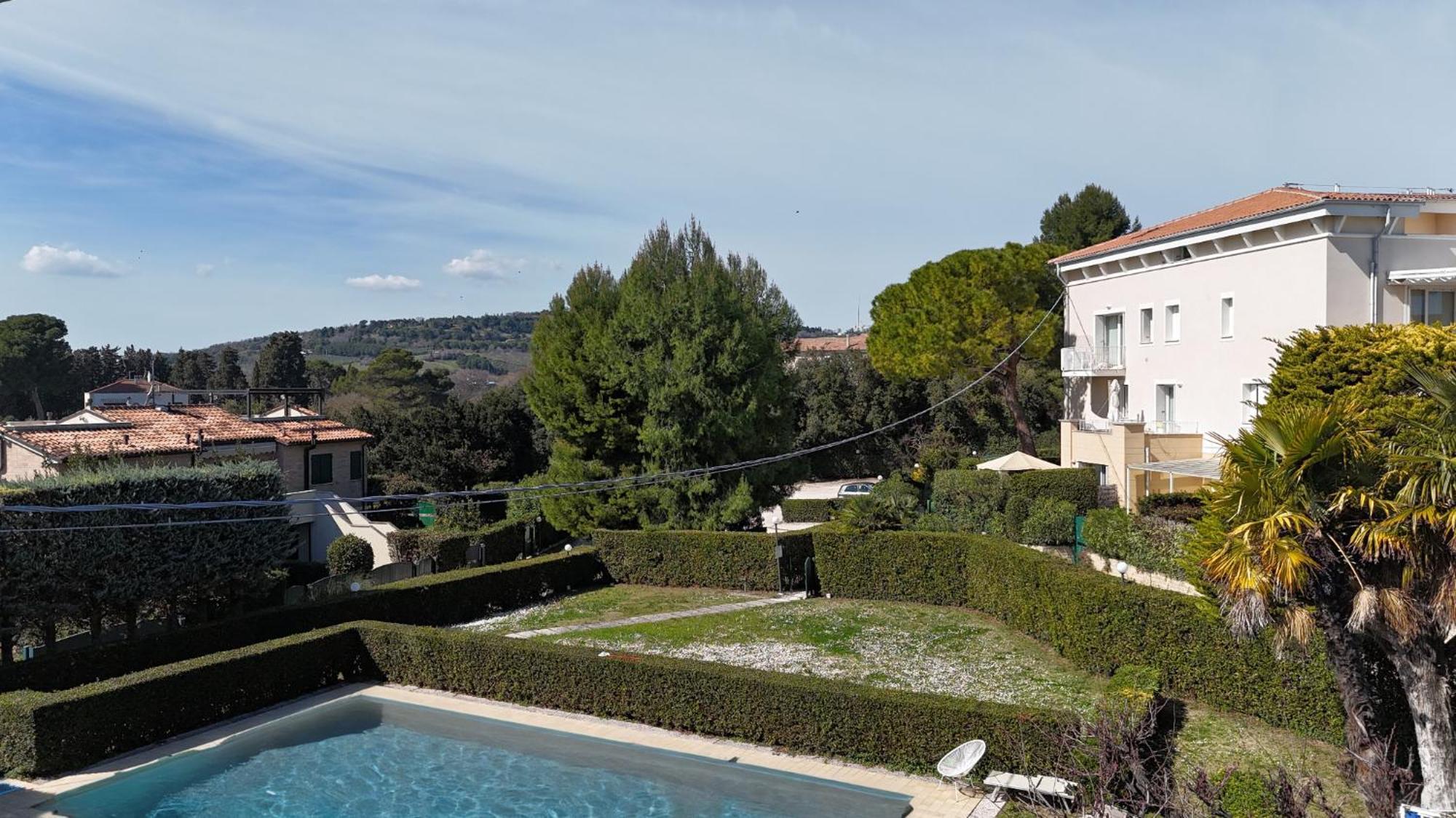 N185 - Numana, Meraviglioso Trilocale Con Terrazzo E Piscina Eksteriør billede